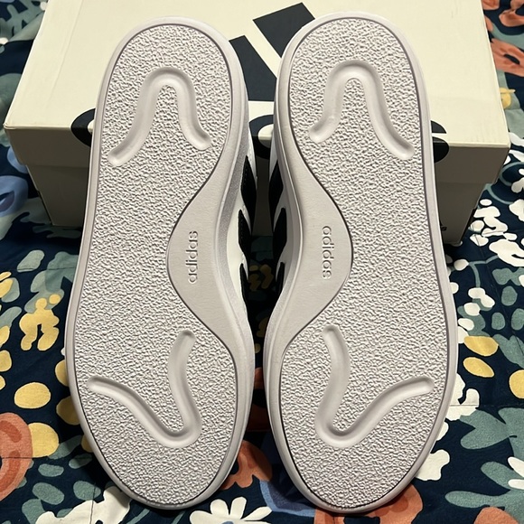 New Adidas Women's Courtblock Sneaker size 7 white black with silver accent - Picture 3 of 7